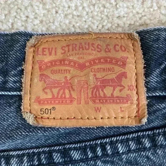 Levi’s Black high rise button front 501 shorts in size 28 - Picture 3 of 4